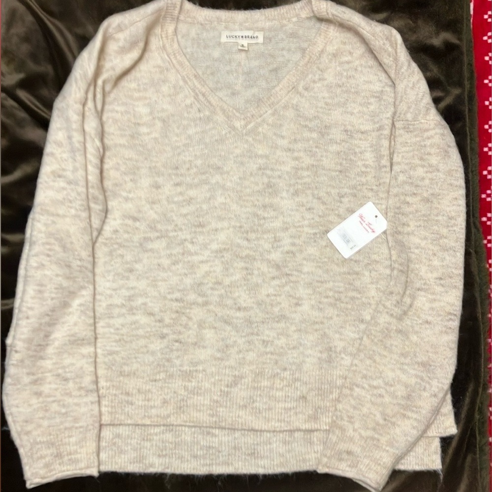 NWT Lucky Brand Cream V-Neck hi/lo Sweater with Long Sleeves medium 23”PTP